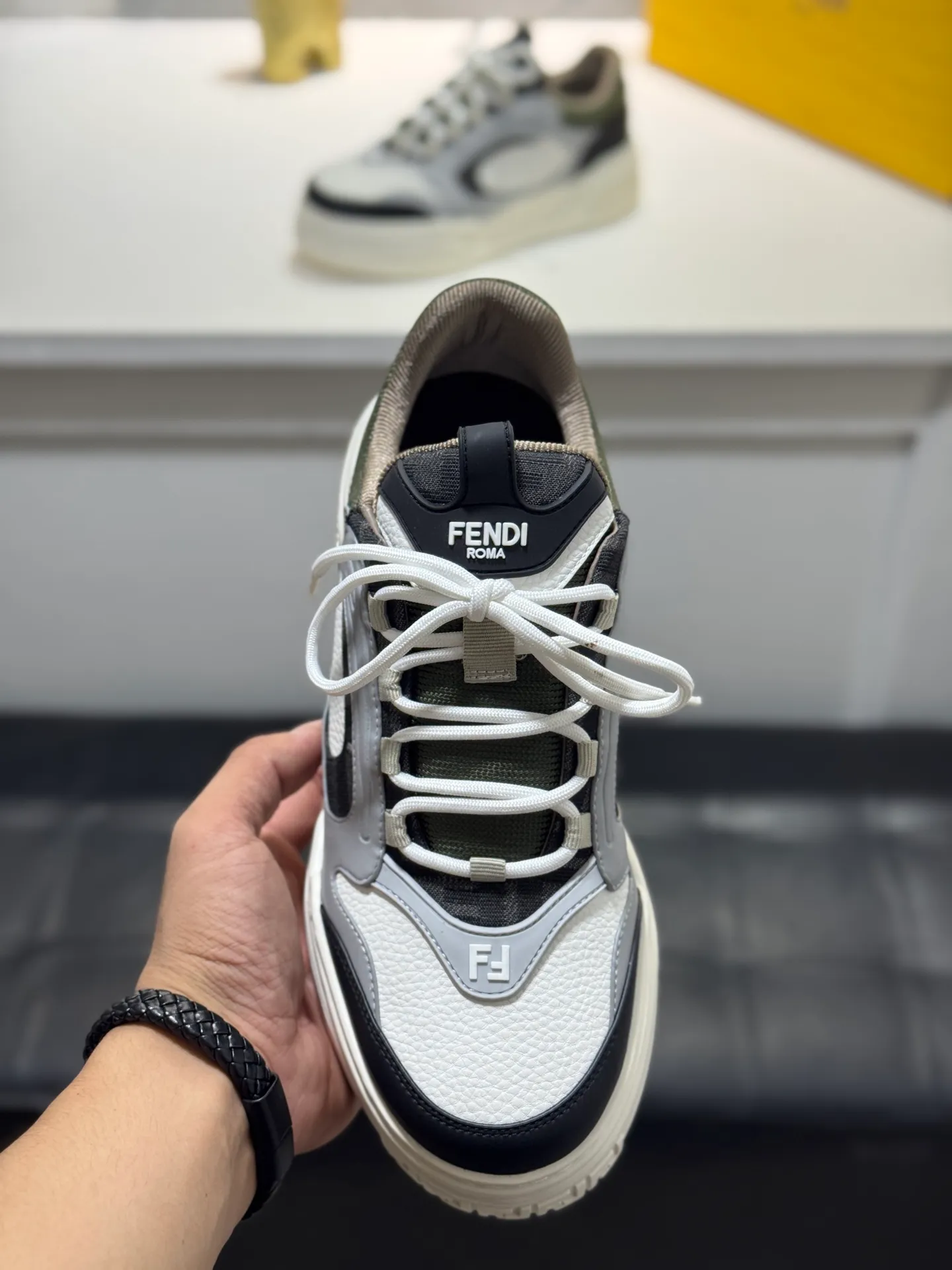 Men's men's shoes 💰560 [New style] 🦥🦥FENDI Fendi high version latest Force series calfskin FF mesh round toe thick sole low-top sports sneakers, these Force lace-up low-top shoes. Made of white full-grain leather and white and brown smooth leather. Padded. Brown FF jacquard and yellow technical fabric details. Lightweight and thick white sole with FF pattern details on the toe and heel ✔️Fabric: Imported first-layer cowhide breathable mesh ✔️Inner lining: Customized breathable mesh ✔️Sole: Open-molded rubber foam material ✔️Sole thickness: 7CM Size: #Men's 38-44 (45 is custom-made and cannot be returned or exchanged